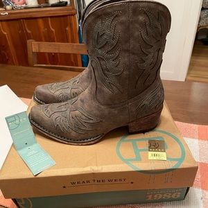 Size 8 women’s Cowboy Boots.